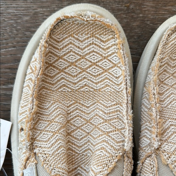 Sanuk slip ons - Picture 2 of 3